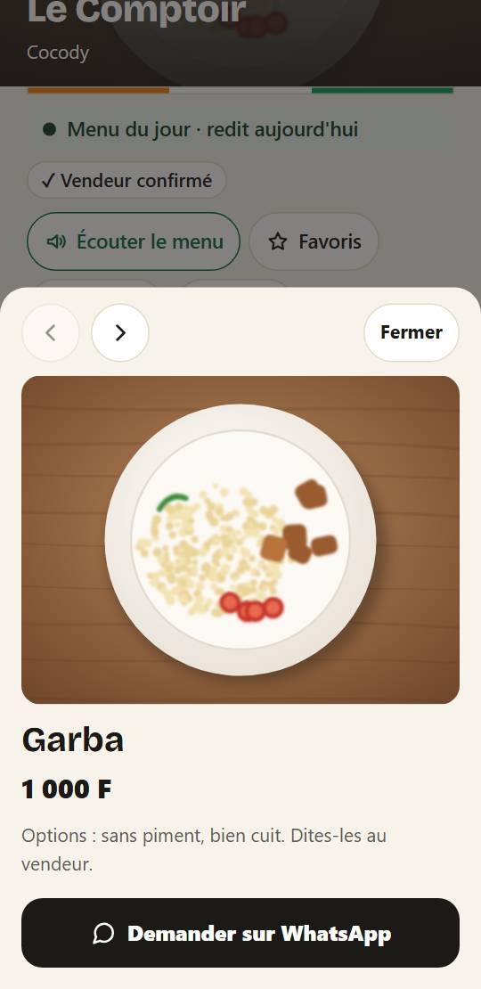 Un plat ouvert en grand sur la page du commerce : sa photo, son nom, son prix et le bouton « Demander sur WhatsApp ».